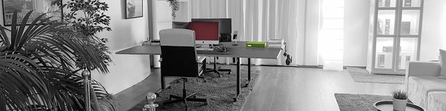 Moderner, hell beleuchteter Büroarbeitsplatz mit Pflanzen und Sofa in minimalistischem Stil.