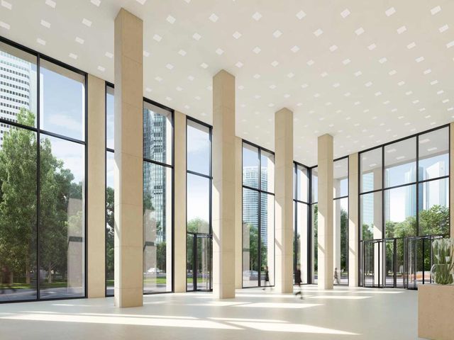 Moderne Lobby mit hohen Säulen, großen Glasfenstern und hellem Design.
