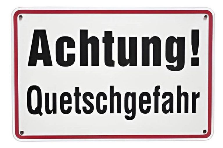 Warnschild mit „Achtung! Quetschgefahr“ in schwarzer Schrift auf weißem Grund.